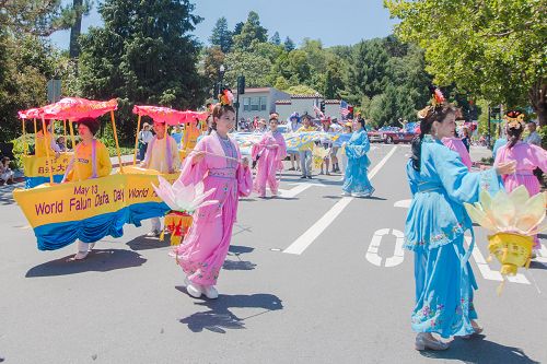 法轮功学员参加拉克斯波市独立日庆祝游行