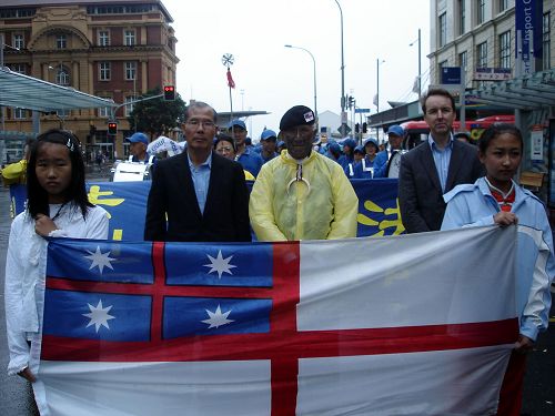 Amato酋长在二零零九年二月二十三日，参加法轮功学员在奥克兰商业中心皇后街游行