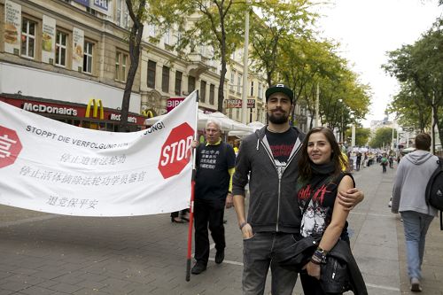 图13：维也纳大学生Thomas Kunyik和Melanie Schlemmer认为游行内容很新颖，他们都觉得应该起诉江泽民