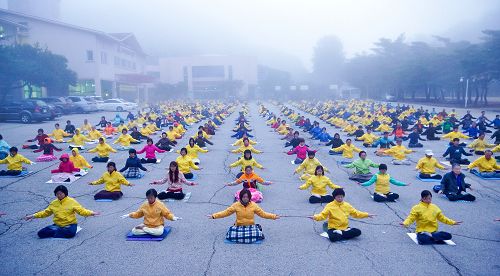 法会当天凌晨，学员们在集体炼功。