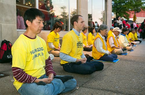 图10：九月二十四日傍晚，法轮功学员安静祥和的炼功场面吸引了过往行人的关注。