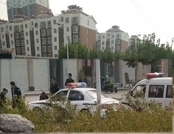 图4：肥乡区法院东边路，路北段警察、警车。