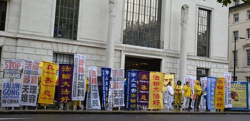 '图1：二零一六年十月一日，英国法轮功学员在伦敦中使馆对面集会，呼吁制止迫害。'