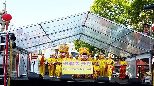 参加演出的法轮功学员一起向观众发出的祝福声：“中国新年好！法轮大法好！”