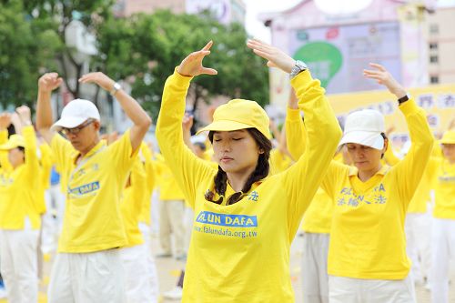 图1-4：二零一六年五月七日，法轮功学员在台湾桃园市中坜区的中正公园，举办活动，恭贺世界法轮大法日暨师尊华诞。