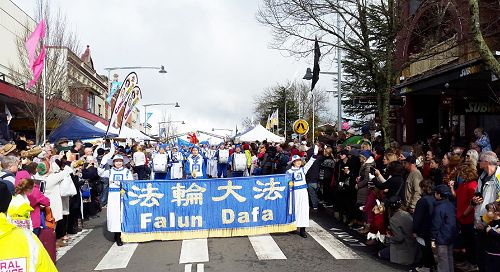 法轮大法天国乐团在蓝山卡通巴地区的冬季奇观艺术节游行中行进