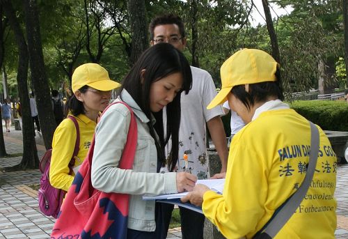 图12：民众签名支持起诉江泽民