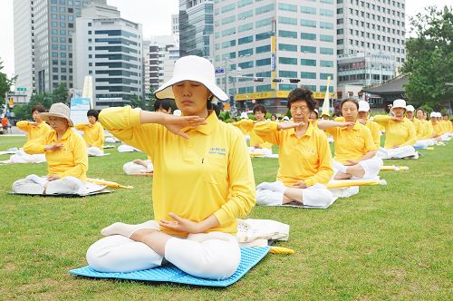 图1～3：二零一六年七月十七日，‘720反迫害17周年’集会前，韩国法轮功学员集体炼功。