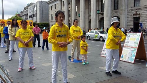 图8：二零一六年七月十六日，爱尔兰法轮功学员在都柏林市中心集体炼功，传播法轮功的真相。