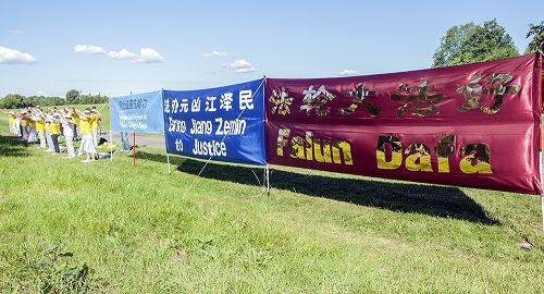 法轮功学员在中国驻瑞典使馆前举行集会，呼吁法办中共首恶江泽民