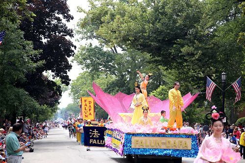 图2-4：在埃文斯顿市美国独立日游行中的法轮功队伍。