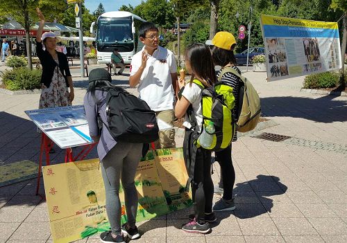 ƍ，给越南留学生讲中共迫害法轮功的真相'