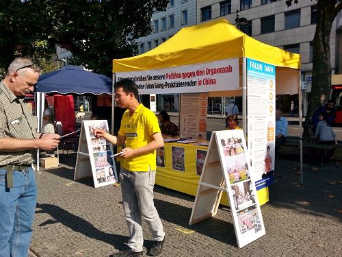 '图1，法轮功学员在德国“亚琛协会活动日”上展示功法，并讲述法轮功无辜遭受中共迫害的真相。'