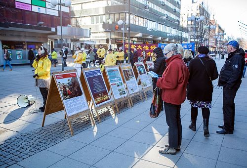 '图5：在南泰利耶市中心广场，民众观看展板，了解法轮功真相。'