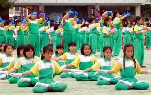 台湾花莲县明义国小在集体炼功