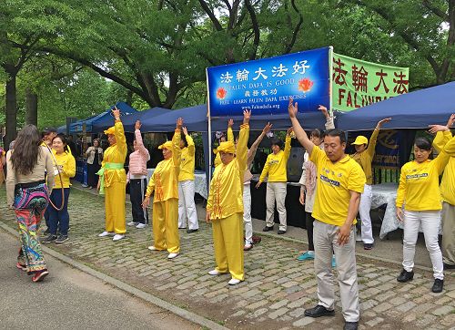 图1：法轮功学员在舞蹈节庆典上设立展位，向民众传播法轮功的真相。图中学员正在展示法轮功的功法。