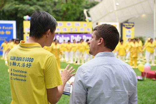 '图6：二零一七年五月二日，新加坡法轮功学员在芳林公园庆祝即将来临的世界法轮大法日，路人驻足了解真相。'