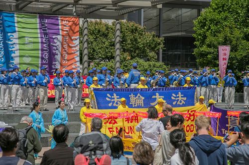 '图14：由法轮功学员组成的天国乐团的演奏，拉开了联合广场庆祝活动的序幕。'