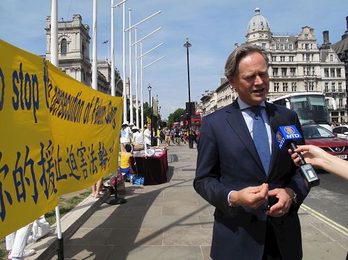 '图7：二零一七年七月十八日，英国国会议员马修·奥佛德（MP　Matthew Offord）来到法轮功学员讲真相反迫害现支持。'