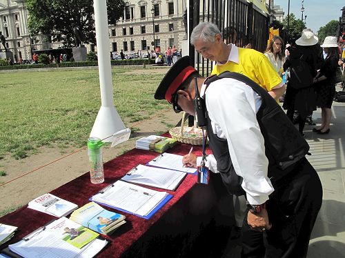 '图8：威斯敏斯特（westminster）地方协管员（wardens）签名支持法轮功学员反迫害。'