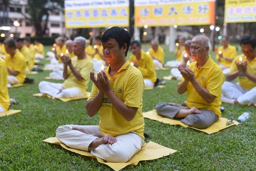 图5～7：二零一七年七月十七日，新加坡法轮功学员在芳林公园举办反迫害十八周年烛光悼念活动。