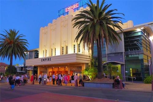 '图3：图文巴帝国剧院（Empire Theatre）外景'