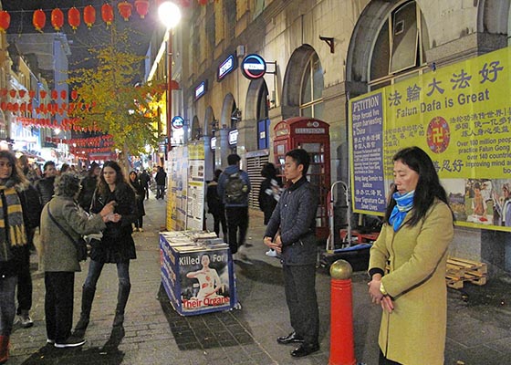 伦敦学员唐人街讲真相 民众支持