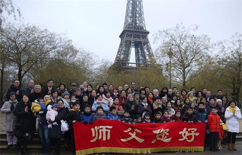 '图1：法国部份大法弟子相聚铁塔下，恭祝新年好！新年快乐！'