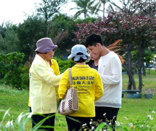 图5～7：台东法轮功学员向游客讲真相。