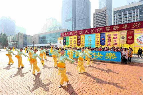 '图3：腰鼓队表演，恭祝师父新年快乐。'