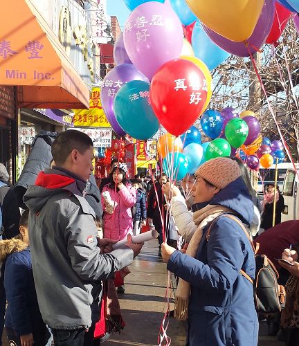 图1～4：二零一八年二月十八日， 年初三，纽约布碌伦八大道车水马龙，法轮功学员们给当地的父老乡亲拜大年、送真福、劝三退。