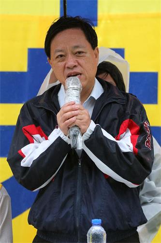 '图4：前区议员林咏然周日出席九龙长沙湾游乐场声援“四二五”和平上访十九周年集会，赞真善忍精神，谴责中共迫害。'