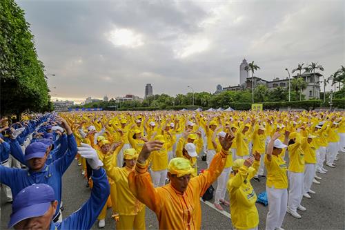 '图1：2018年4月22日下午，五千多名台湾北部地区法轮功学员在凯达格兰大道集体炼功。'