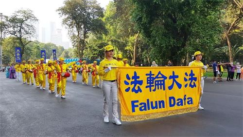 '图2：雅加达法轮功学员在史纳延（Gelora Bung Karno）体育广场游行，庆祝世界法轮大法日。'