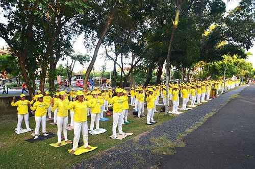 图1：印尼峇里岛法轮功学员在登巴刹雷嫩广场集体炼功。