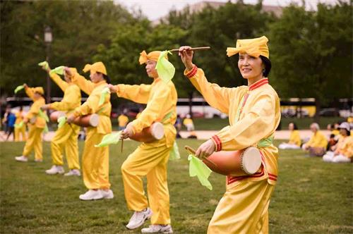 '图10：二零一八年五月五日，在美国首都华盛顿的“世界法轮大法日”庆祝活动上，法轮功学员表演腰鼓。'