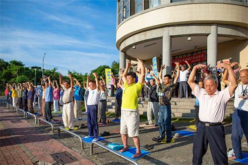 '图1：二零一八年六月九、十日两天，来自南台湾各县市炼功点的义务辅导员，在嘉义市劳工育乐中心一起晨炼弘法。'