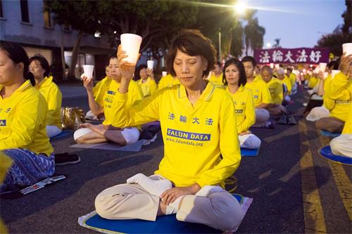 '图1～5：反迫害十九周年，大洛杉矶地区部份法轮功中领馆前烛光夜悼，呼吁共同制止迫害。'