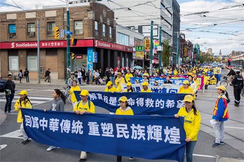 '图1～16：二零一八年九月二十九日，多伦多法轮功学员和民众在市中心举行声援三亿人“三退”（退出中共党、团、队）大游行。游行由天国乐团?、法轮大法好、停止迫害法轮功、腰鼓队、贺三亿三退大潮等五大方阵组成。'