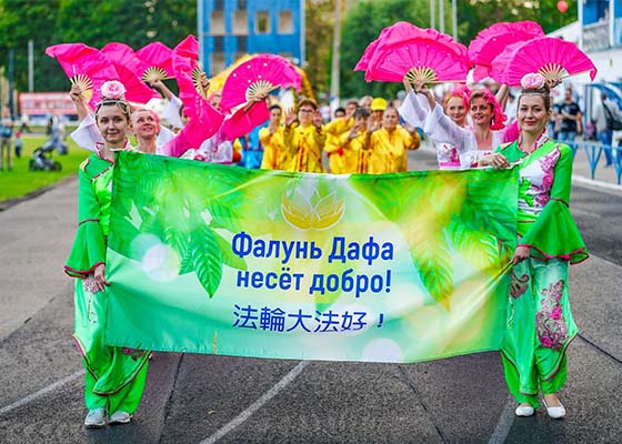 向俄罗斯阿尔扎马斯市民介绍法轮功