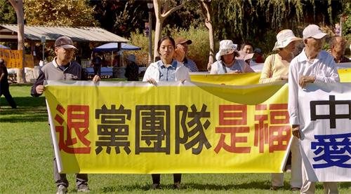 '图2～5：集体炼功结束后，法轮功学员来到交通要道——山谷大道（Valley Blvd），筑起真相长城。'