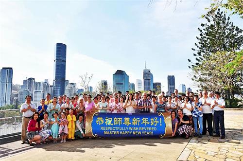 '图1：澳洲昆士兰法轮功学员齐聚在袋鼠角公园（Kangaroo Point Park），一起恭祝法轮功创始人李洪志先生新年好！'