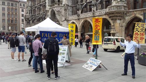 '图5：二零一九年五月十八日，德国法轮功学员在慕尼黑玛琳广场（Marienplatz）举办信息日活动，吸引了不少大陆民众的目光。'