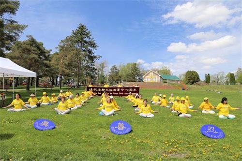 '图1：2019年5月25日，加拿大魁北克舍布鲁克（Sherbrooke）及来自周边城市的部份法轮功学员，在当地举行活动，庆祝法轮大法弘传27周年。'