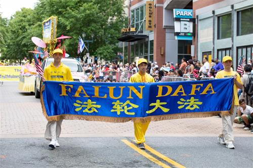 洛克维尔市第75届阵亡将士纪念日游行，法轮功学员的队伍经过洛克维尔市中心（Rockville Town Center）。