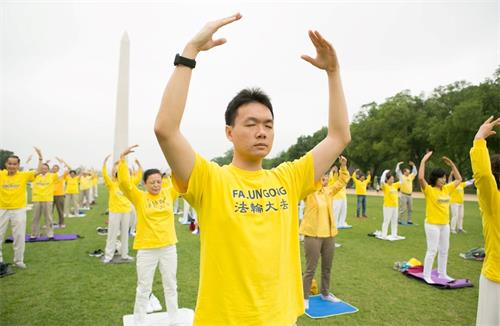 '图4：二零一九年五月四日，美国首都华盛顿地区部份法轮功学员聚集在美国国家广场集体炼功，庆祝“世界法轮大法日”。'