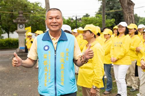 图10：高雄市市议会副议长秘书林清旗说：“法轮大法好！祝法轮功师父生日快乐。”