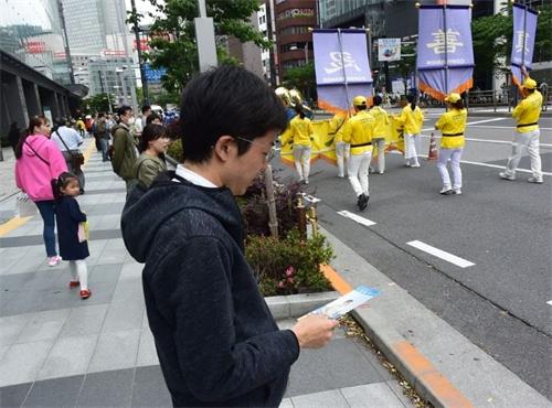 '图6：在银座上班的一位先生看了游行后说：（法轮功）真了不起'