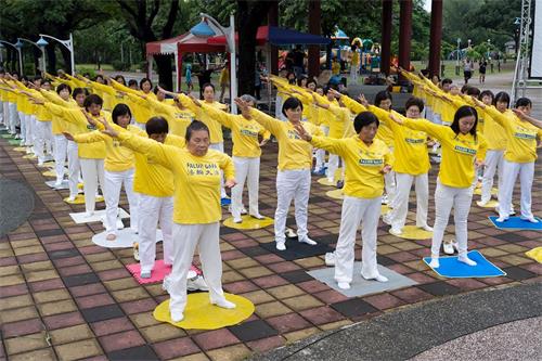 '图4：集会现场，屏东法轮功学员展示祥和、舒缓的功法。'