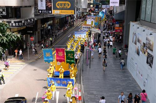 图8：游行队伍在港岛区闹市行进，传扬法轮大法好的福音。